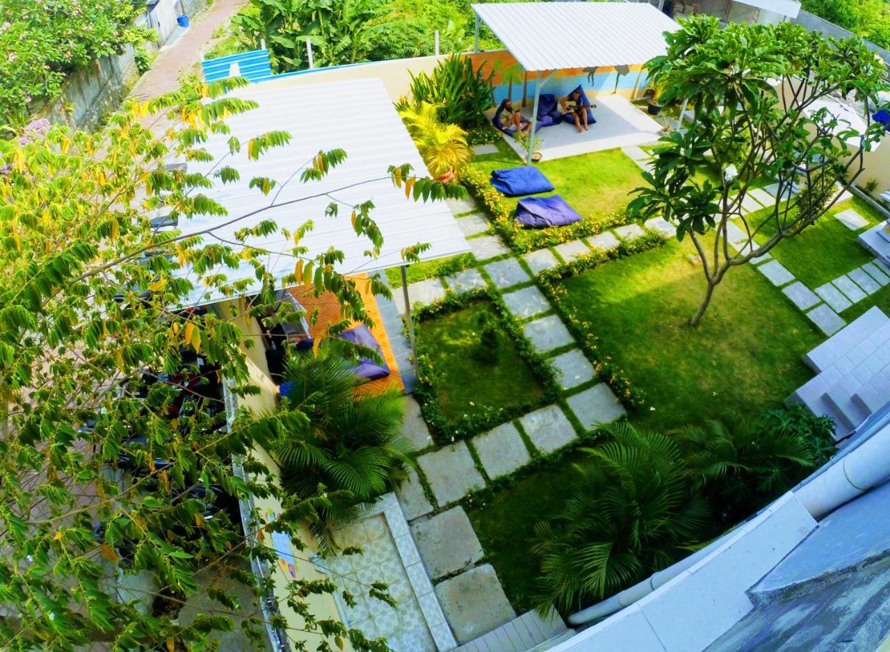 In Calm Hostel Canggu Buitenkant foto