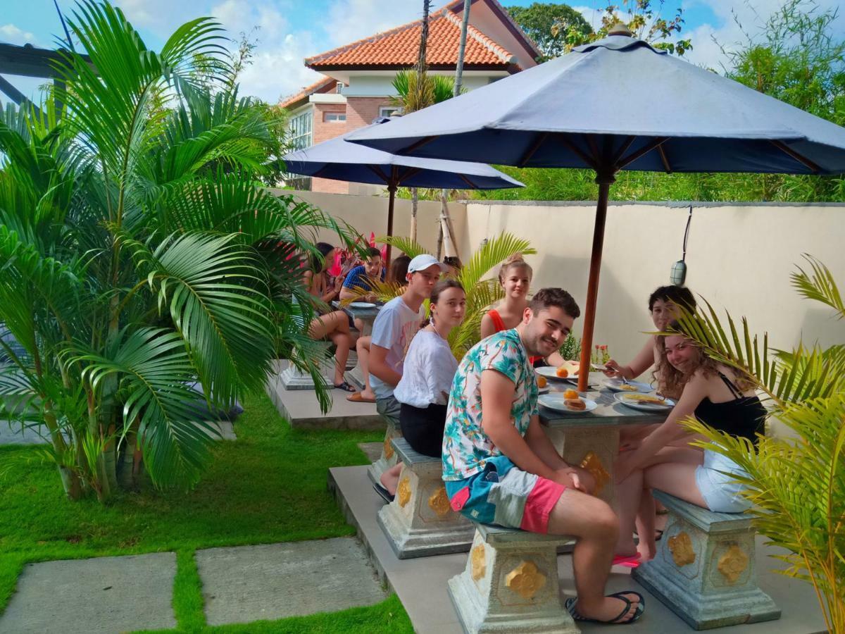 In Calm Hostel Canggu Buitenkant foto