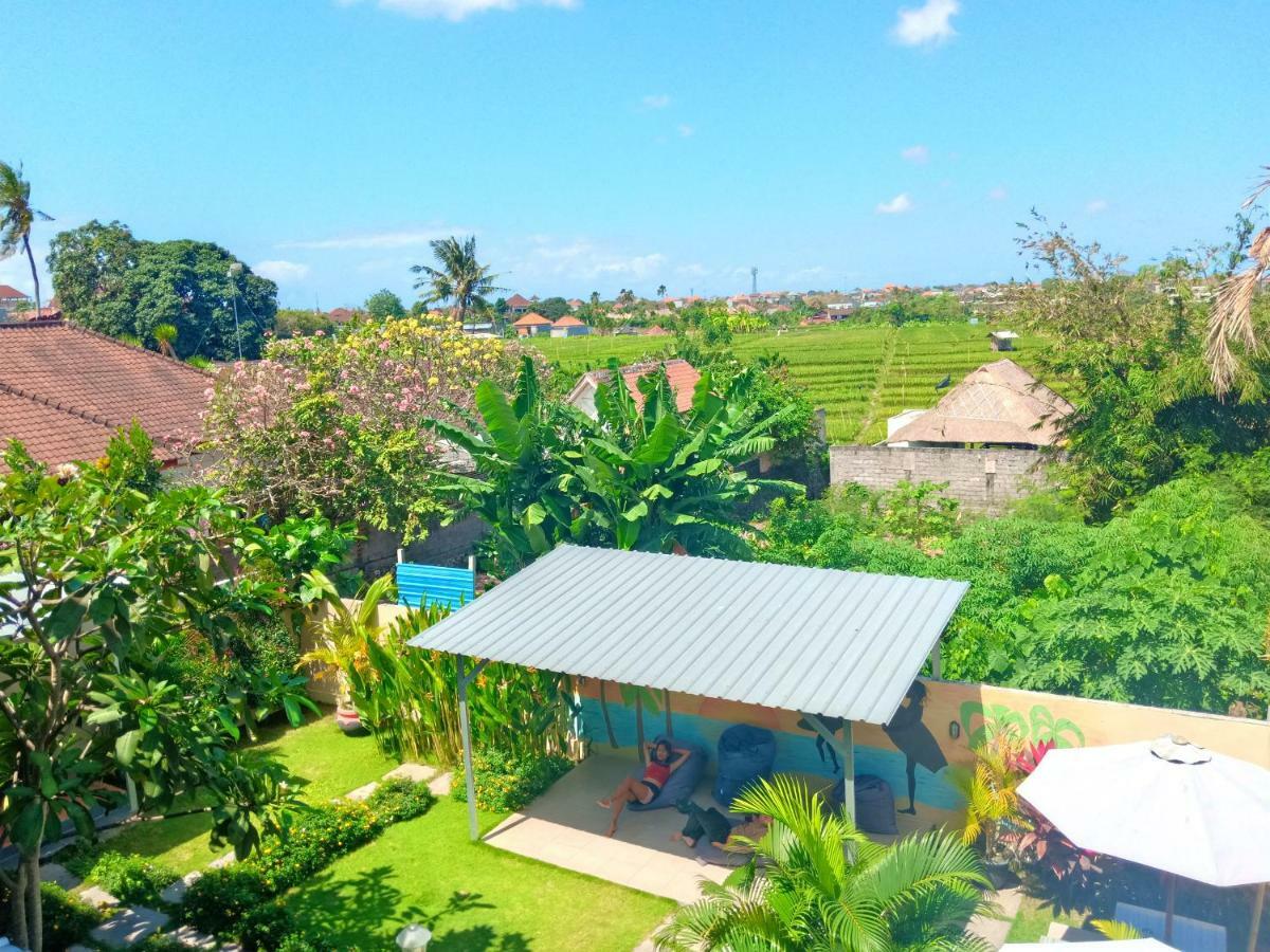 In Calm Hostel Canggu Buitenkant foto
